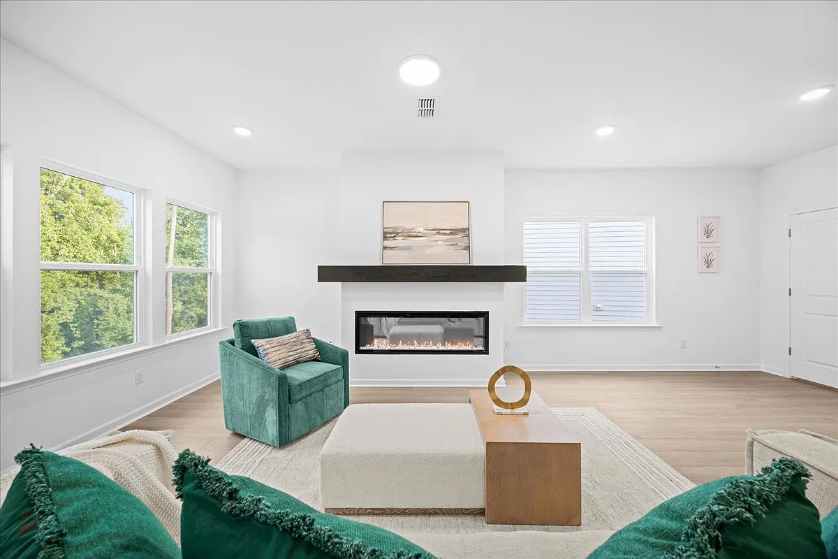 6 bed, 3587 sqft, $3,800 — Photo 2