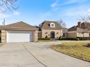 754 Shelden Rd, Grosse Pointe Shores, MI 48236
