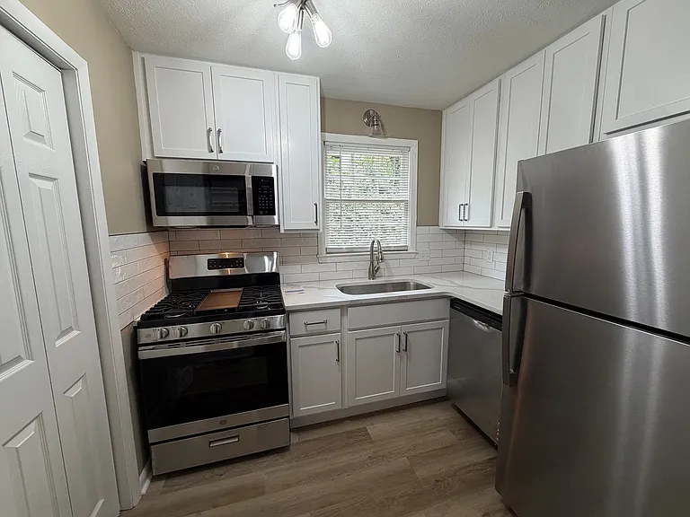 535 Godfrey Ln — Photo 2