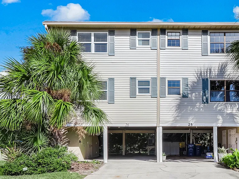 925 Tarpon Ave — Photo 1