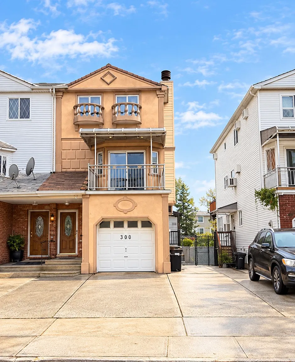 3 bed, 1600 sqft, $3,000 — Photo 1