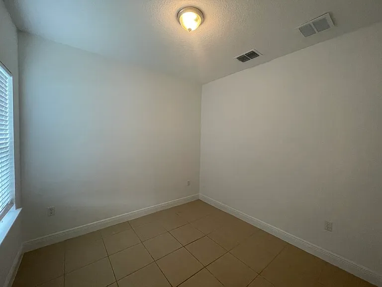 414 Columbia Ct — Photo 8