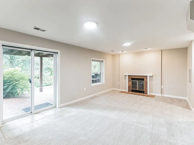 5335 Lake Cove Ct — Photo 28