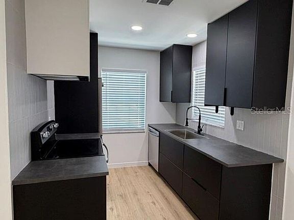 3rd image of 1407 Park Lake St