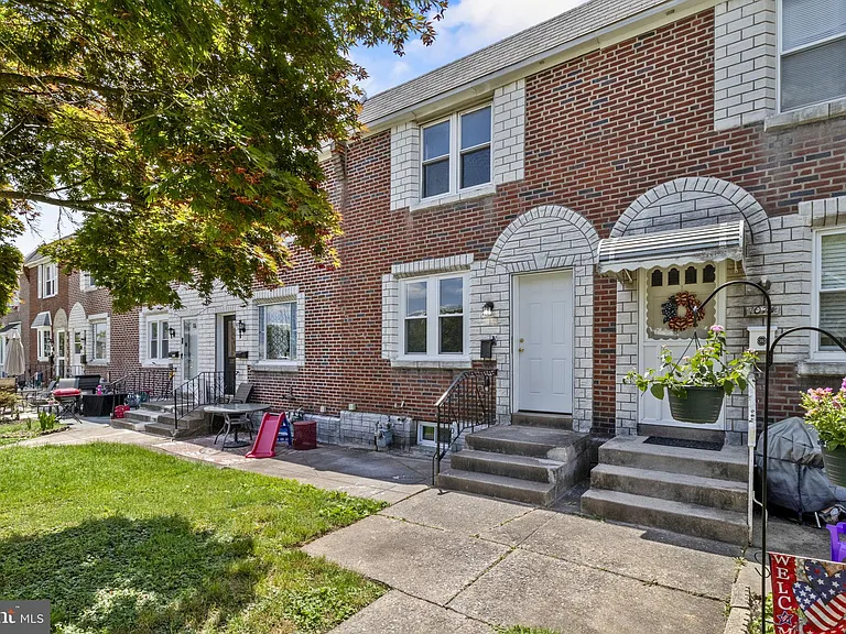 1072 Tremont Dr — Photo 1