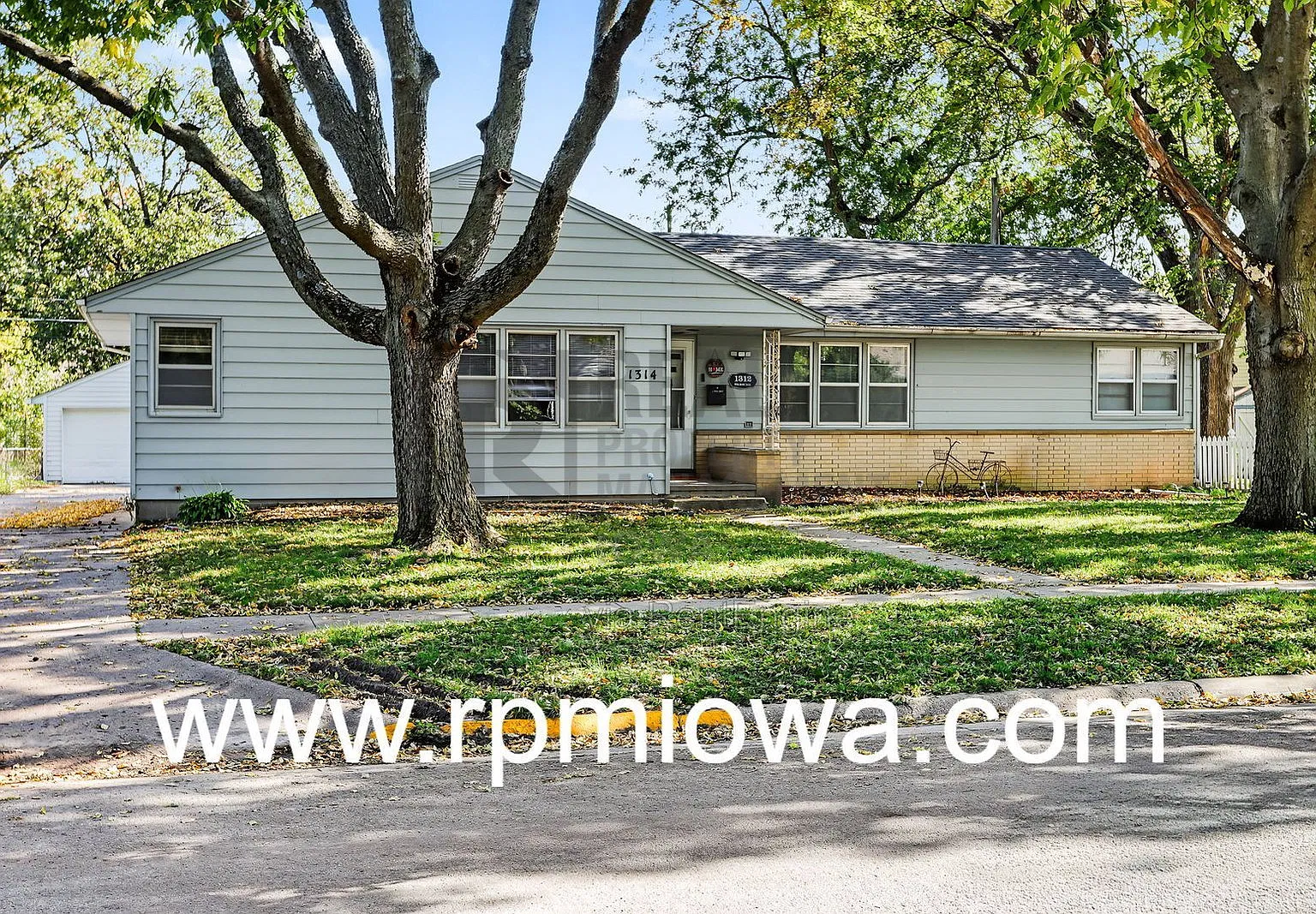 3 bed, 2.0 bath, 816 sqft, $1,545 — Photo 2