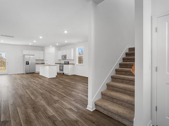 5th image of 221 Idle Dr