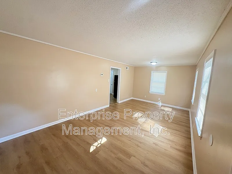 3 bed, 2.0 bath, 1069 sqft, $1,295 — Photo 3