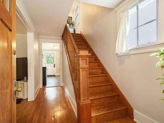 3rd image of 121 Kenwood Ave