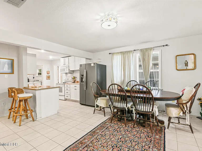 400 Ulman Ave — Photo 4