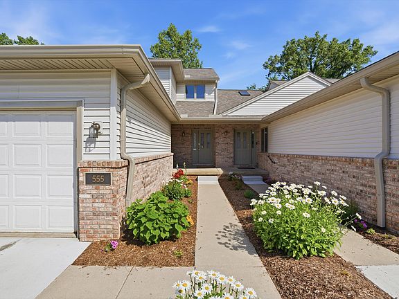 3rd image of 555 Sycamore Cir