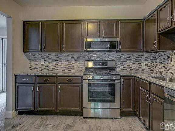 5th image of 40 Staghorn Dr
