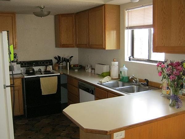 2nd image of 914 Marine St