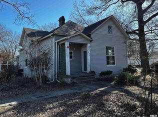 402 S Main St, Benton, IL 62812