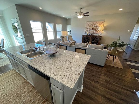5th image of 517 SE Laurel Dr
