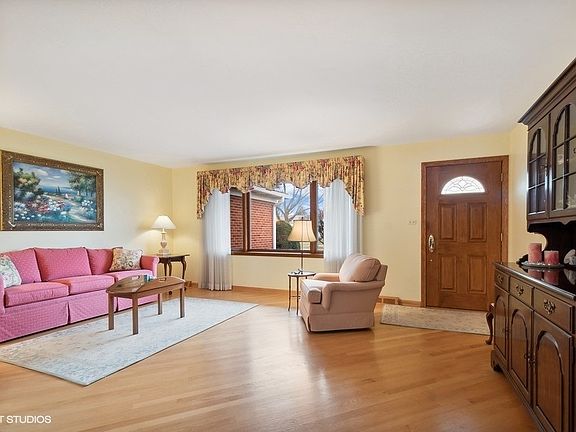 3rd image of 556 King Ln