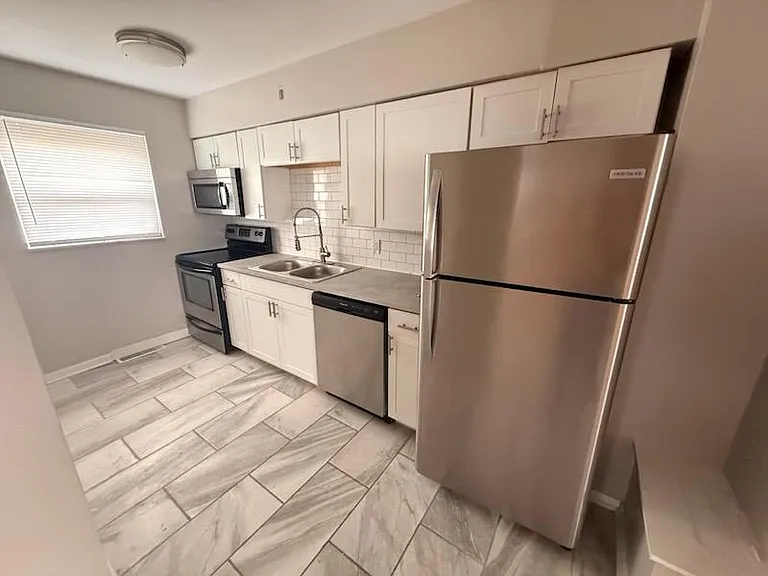 731 S Grand Ave #1 — Photo 2