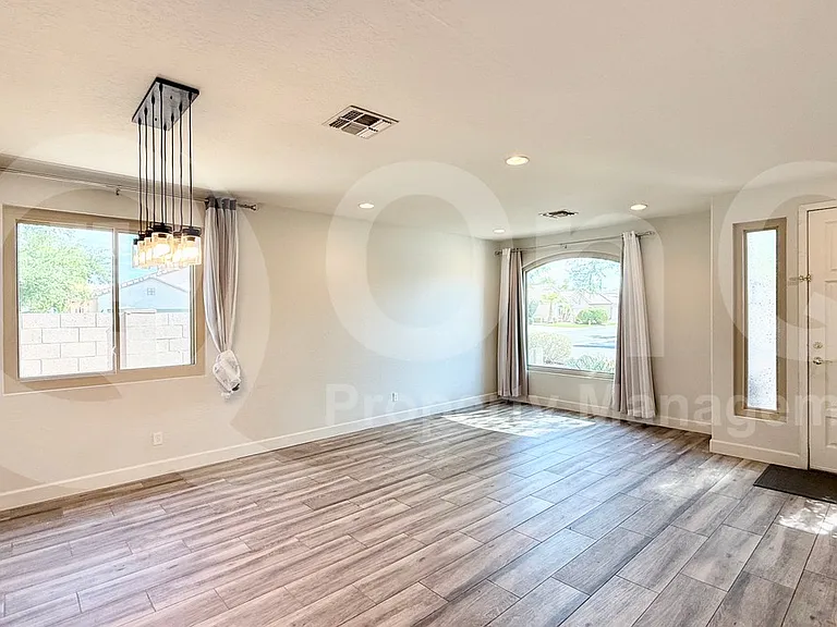572 N Bell Dr — Photo 4