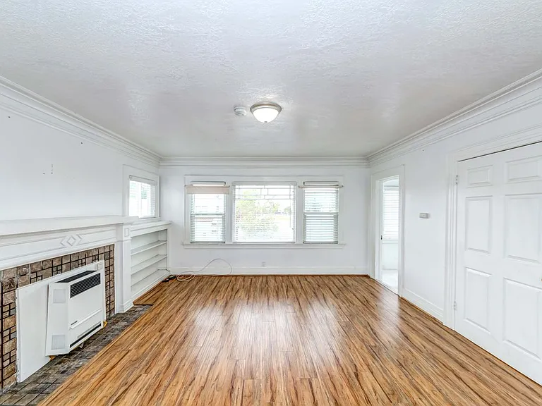 1308 S Van Ness Ave — Photo 2