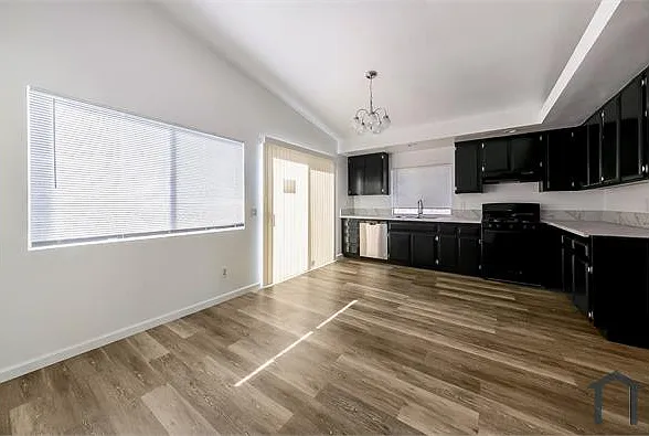 3 bed, 1402 sqft, $2,645 — Photo 2