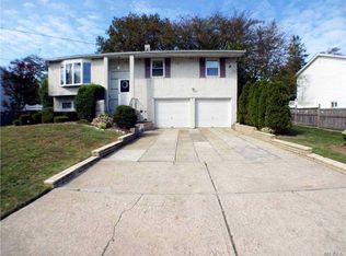 31 Blue Jay Dr, Brentwood, NY 11717