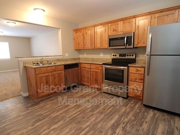 3rd image of 121 Lincoln Dr