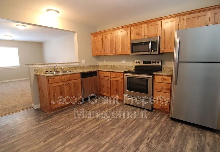 101 Lincoln Dr — Photo 2