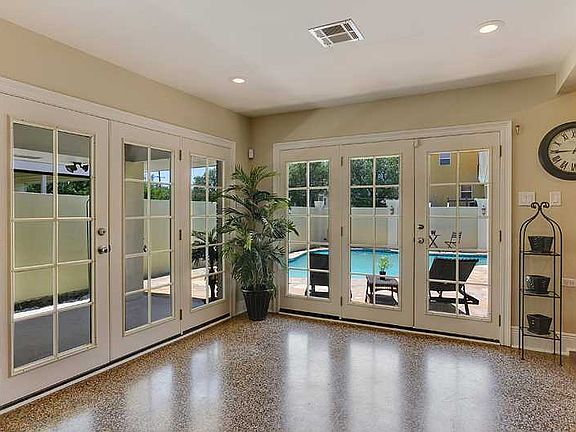 5th image of 1654 Burbank Dr