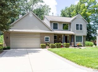 3163 W Ridge Ct, Commerce Township, MI 48390