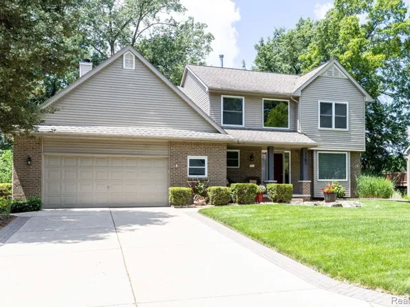 3163 W Ridge Ct, Commerce Township, MI 48390