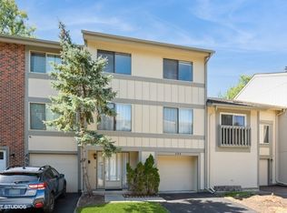 494 Canterbury Trl, Roselle, IL 60172