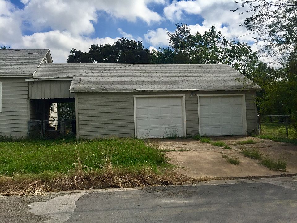 2nd image of 1902 Saunders St