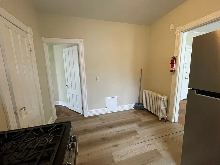 25 Woodlawn Ave #6 — Photo 5