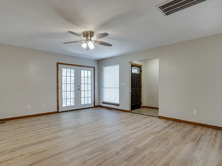 819 N Eagle Ln — Photo 8