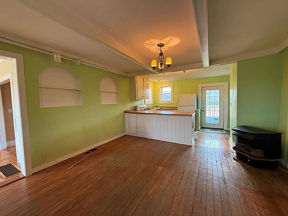 4th image of 2570 Maple Hill Road