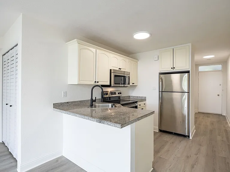 940 Guerrero St — Photo 13