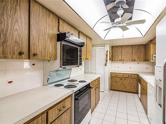 4th image of 9155 Pinehurst Dr