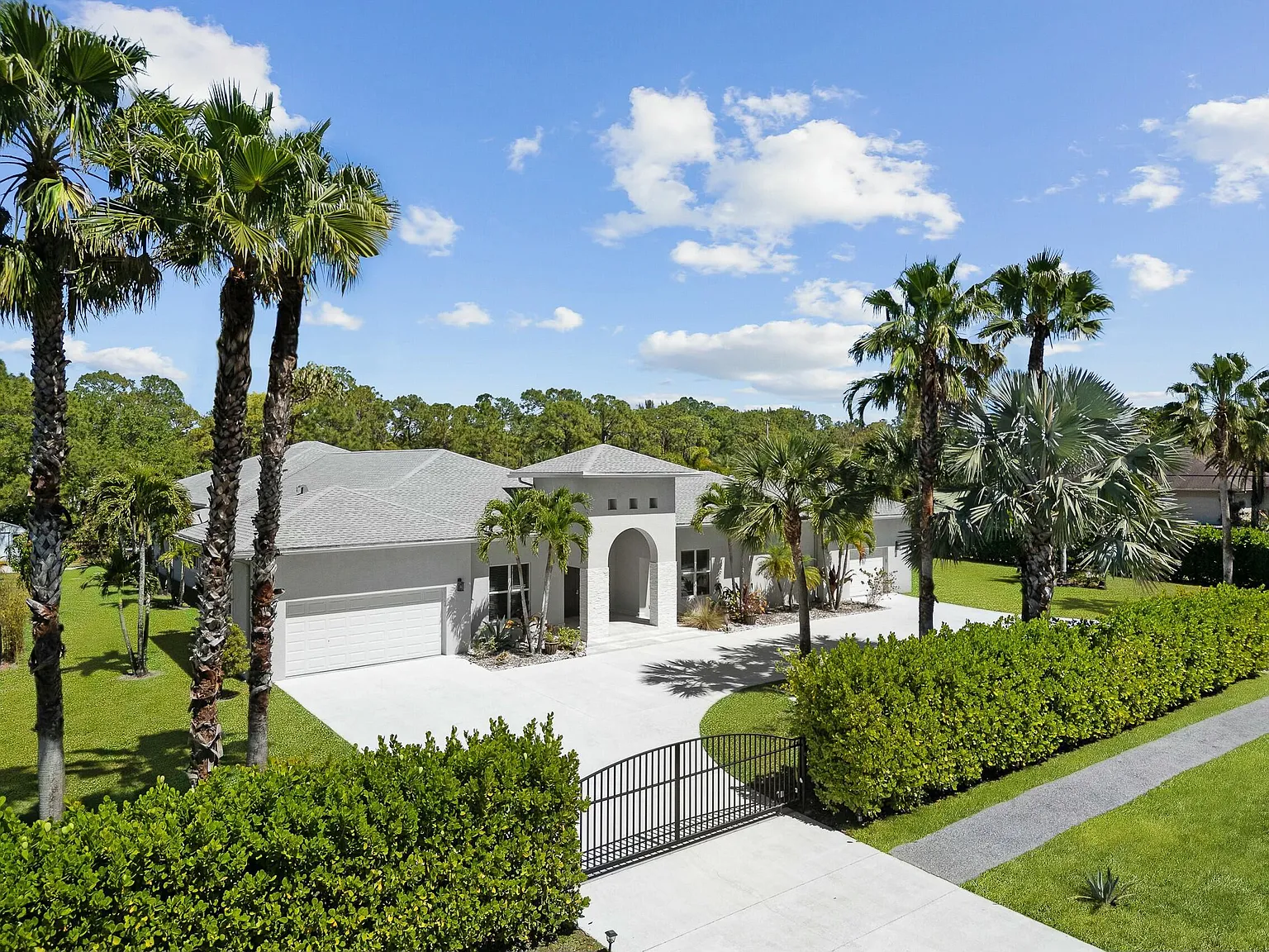 4 bed, 4.5 bath, 4617 sqft, $8,499 — Photo 2