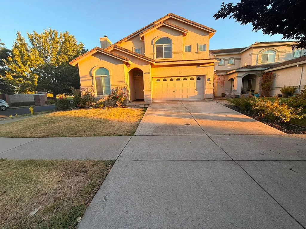 5 bed, 2572 sqft, $3,590 — Photo 1