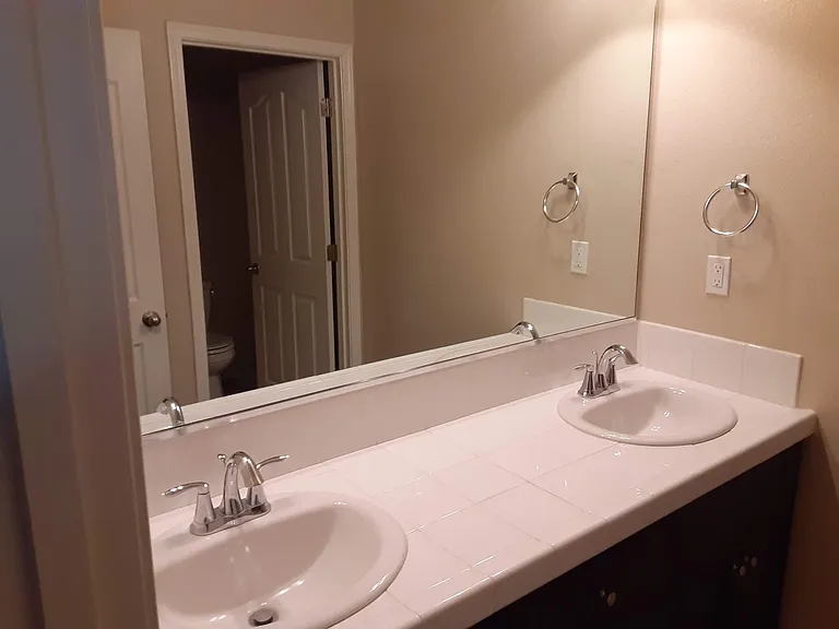 2833 W Cecil Ave — Photo 8