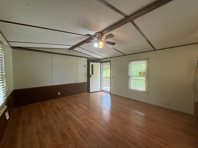 133 Patricia Ln — Photo 4
