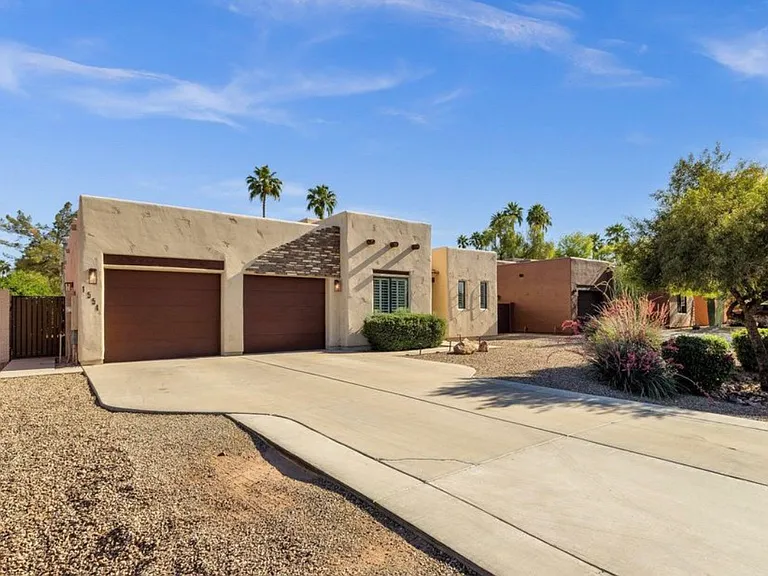 1554 E Kings Ct — Photo 1