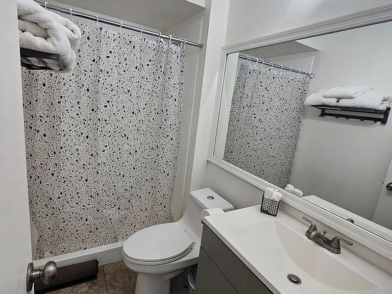 712 N Santa Barbara #1 — Photo 18