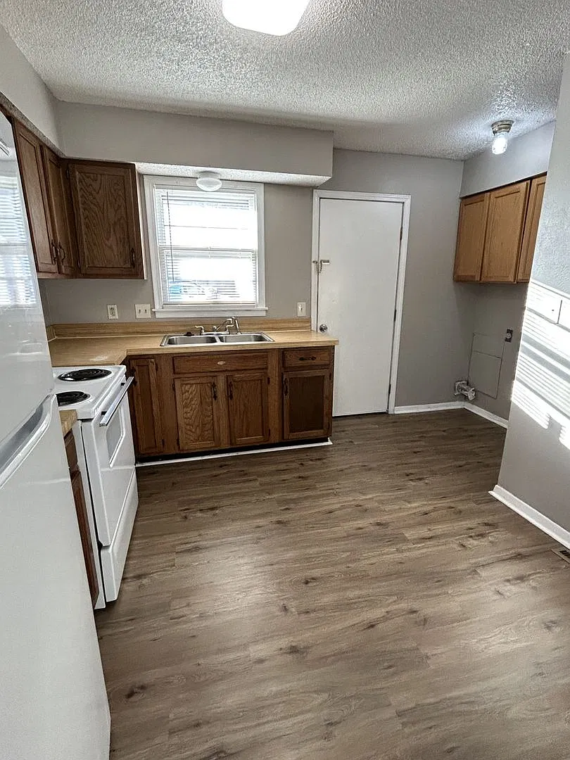 Coming Soon! (11/10/2026) Cute And Cozy 2br/1ba Duplex - With A Fresh Look — Photo 3