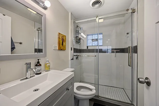 Building Photo - 1851 W Chicago Ave #2F