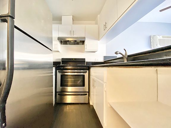2nd image of 833 S Berendo St #101A