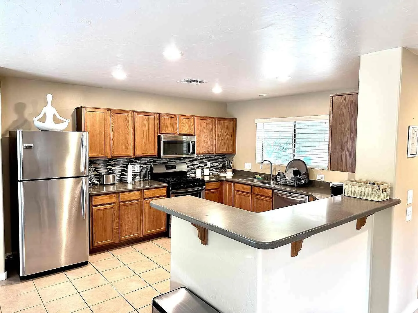 Furnished 4 bedroom 2.5 bath, North Tucson — Photo 3