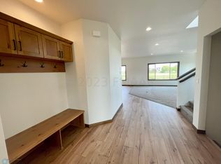 554 Hunters Dr S, Moorhead, MN