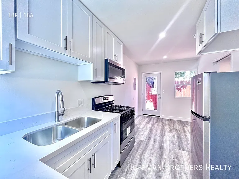 418 N Sierra Bonita Ave #3/4 — Photo 2