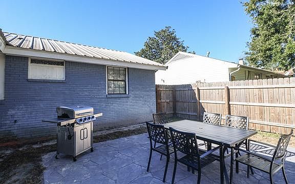 4th image of 154 Holiday Ave